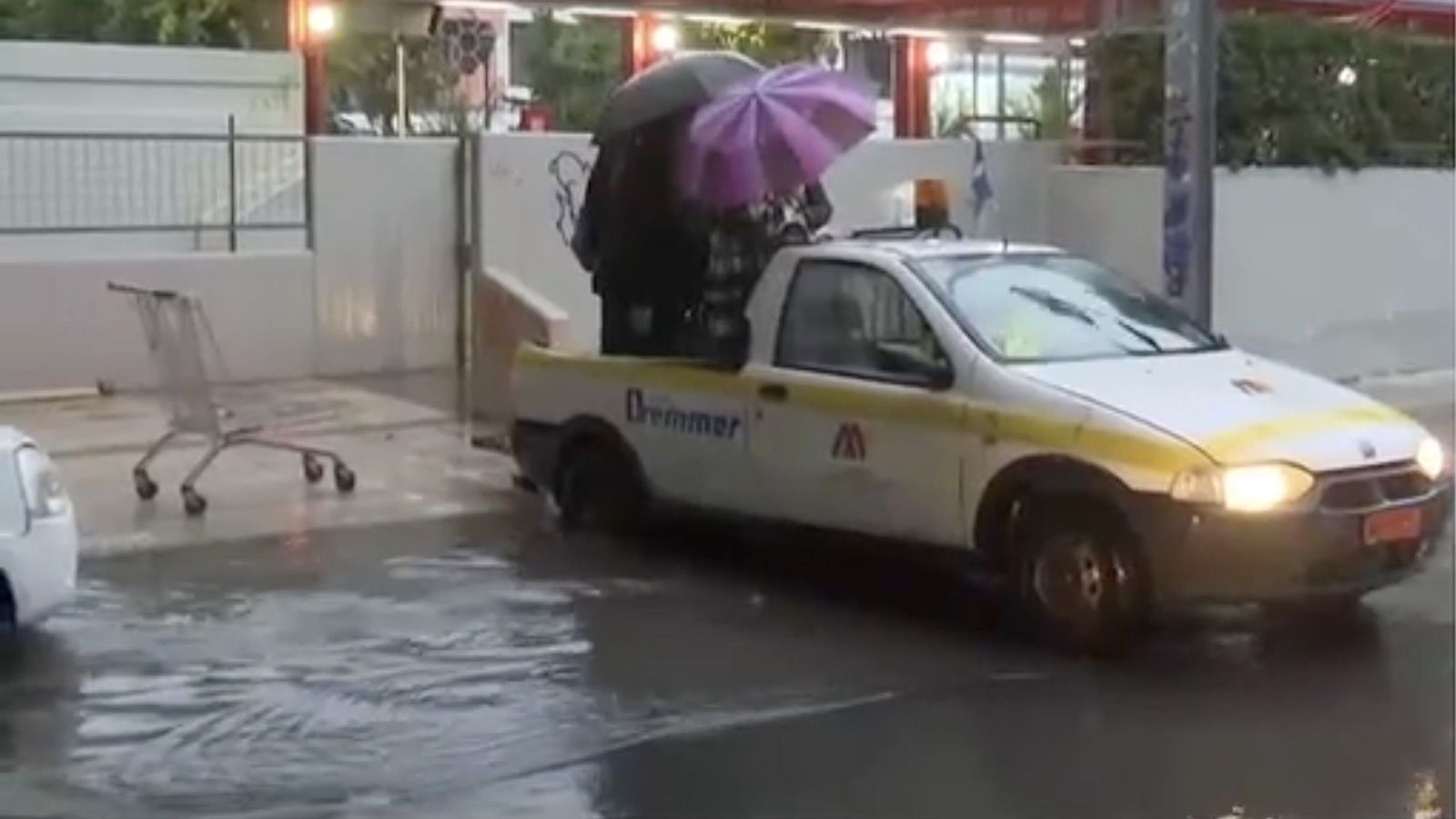 Ο Δήμος Μοσχάτου επιστράτευσε pickup οχήμα και άρχισε να μεταφέρει πολίτες στην καρότσα